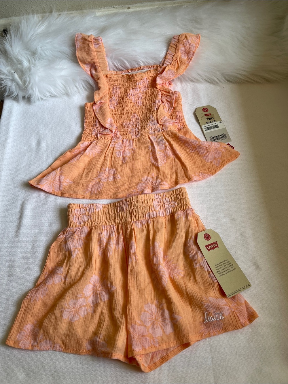 Levi's  Toddler Girls Peach Floral Smocked Tank & Shorts Two-Piece Set Size 4T.